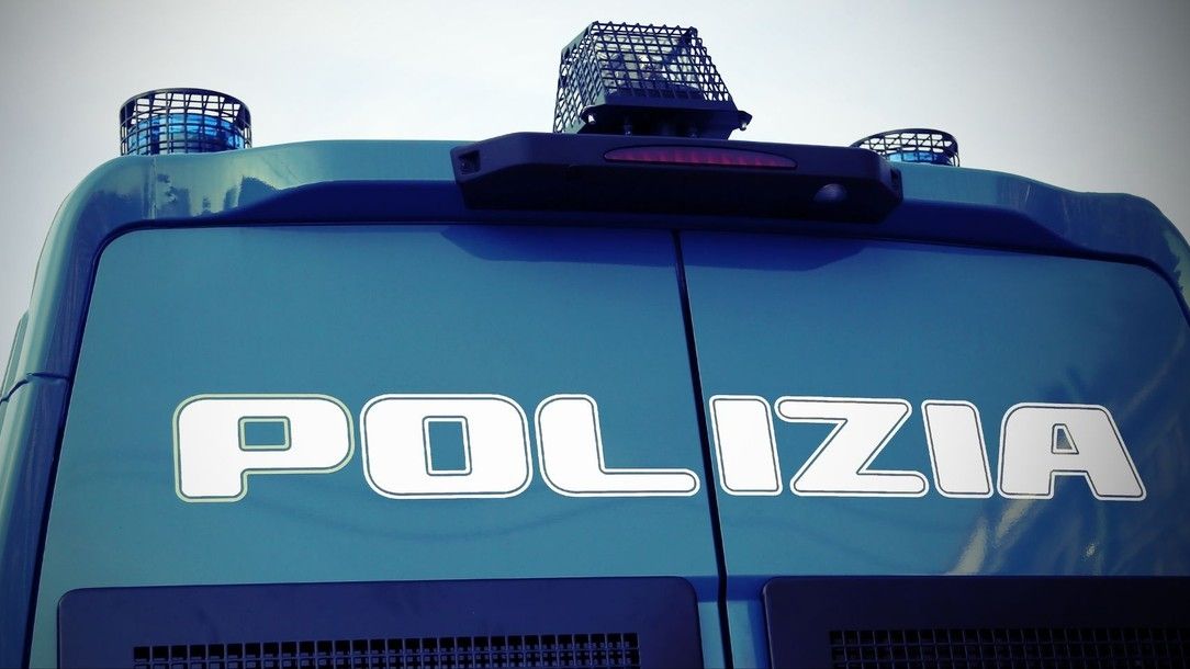Lupiči chtěli u Milána zastavit opancéřovaný vůz hořícími auty a hřebíky, řidič je převezl